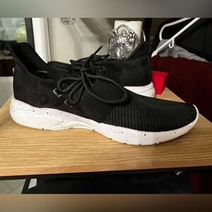 Fabletics sneakers in great condition. Size 11 but fits 10 to 11. Comfy & cute!